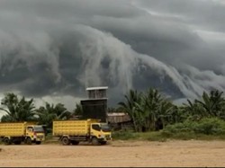 Viral Awan Hitam Berbentuk Ombak di Langit Kukar, BMKG Beri Penjelasan