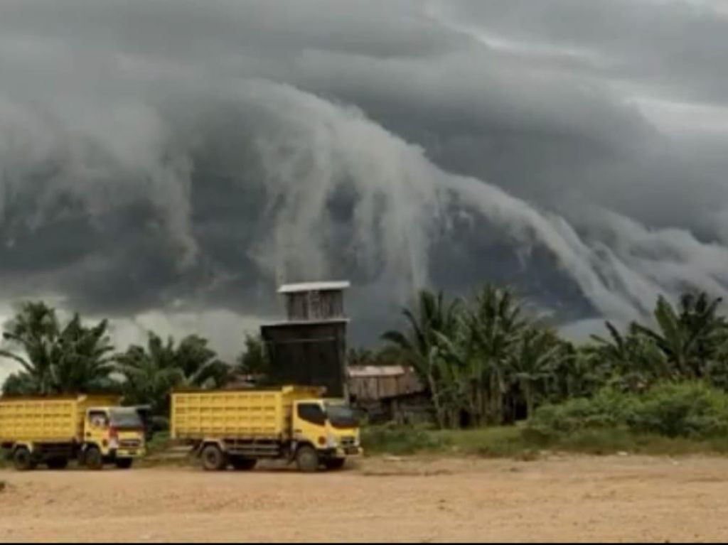Viral Awan Hitam Berbentuk Ombak di Langit Kukar, BMKG Beri Penjelasan Viral Awan Hitam Berbentuk Ombak di Langit Kukar, BMKG Beri Penjelasan