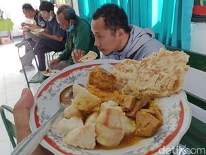 Melihat Tradisi Badha Kupat di Durenan Trenggalek Melihat Tradisi Badha Kupat di Durenan Trenggalek