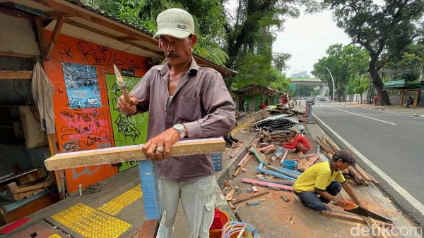 Bakal Direvitalisasi, Pasar Hewan Barito Jaksel Mulai Dibongkar