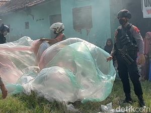 Snapshots: Balon Disertai Petasan Masih Beterbangan di Langit Pekalongan