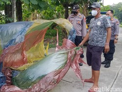 Bahaya! Balon Udara Liar Jatuh di Permukiman Klaten, Ada Sisa Bahan Terbakar