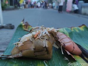 Snapshots: Ini Penampakan Kupat Jembut Khas Syawalan di Semarang