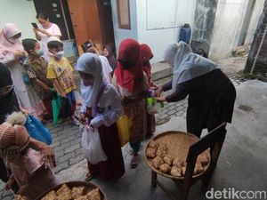 Video Semringahnya Warga Berebut Kupat Jembut Saat Syawalan di Semarang