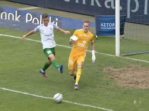 Video Blunder Fatal: Kiper Terima Backpass lalu Oper ke... Lawan! Video Blunder Fatal: Kiper Terima Backpass lalu Oper ke... Lawan!