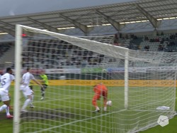 Video: Bola Sudah di Tangan Kiper... eh Lolos Lewat Kolong Kaki