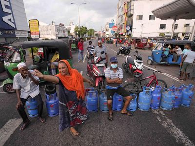 Bukan Buat Masak, Warga Sri Lanka Pakai Tabung Gas untuk Blokir Jalan