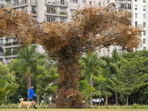 Cara Seniman Sentil Kegemaran Mengurung Hewan di Brasil