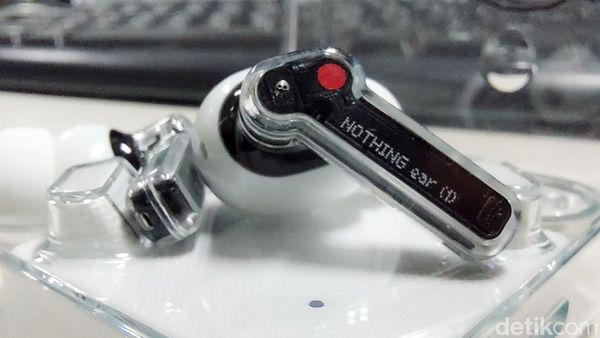 Unboxing Nothing Ear (1), TWS Transparan Harga Rp 1,4 Jutaan