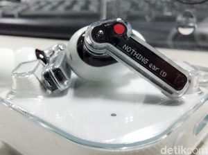 Unboxing Nothing Ear (1), TWS Transparan Harga Rp 1,4 Jutaan