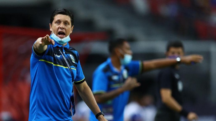 SINGAPORE, SINGAPORE - DECEMBER 14: Head coach Fabio Joaquim Maciel da Silva of Timor-Leste reacts on the sidelines during the first half of the AFF Suzuki Cup Group A game against Singapore at the National Stadium on December 14, 2021 in Singapore. (Photo by Yong Teck Lim/Getty Images)