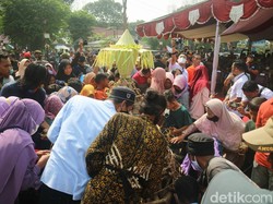 Snapshots: Meriahnya Berburu 2.022 Kupat Lepet di Pantai Kartini Jepara