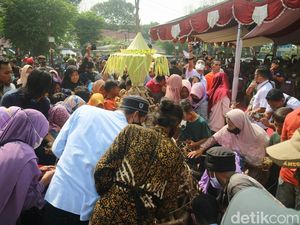 Snapshots: Meriahnya Berburu 2.022 Kupat Lepet di Pantai Kartini Jepara Snapshots: Meriahnya Berburu 2.022 Kupat Lepet di Pantai Kartini Jepara