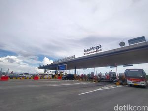 Arus Balik Terus Meningkat Lewat Tol Menuju Jakarta dan Surabaya Arus Balik Terus Meningkat Lewat Tol Menuju Jakarta dan Surabaya