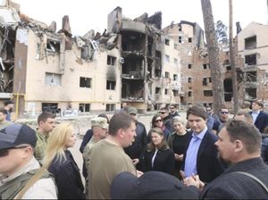 Giliran PM Kanada Lihat Langsung Dampak Kerusakan Invasi Rusia