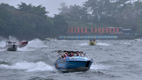 Wisatawan Tumpah Ruah di Telaga Sarangan