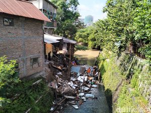 Cek Rumah Warga Roboh Terdampak Hujan-Angin, Gibran Janjikan Perbaikan
