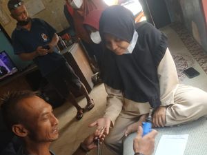 Ibu Hamil Ini Minta Bantuan Damkar Wonogiri Lepaskan Cincin di Jarinya