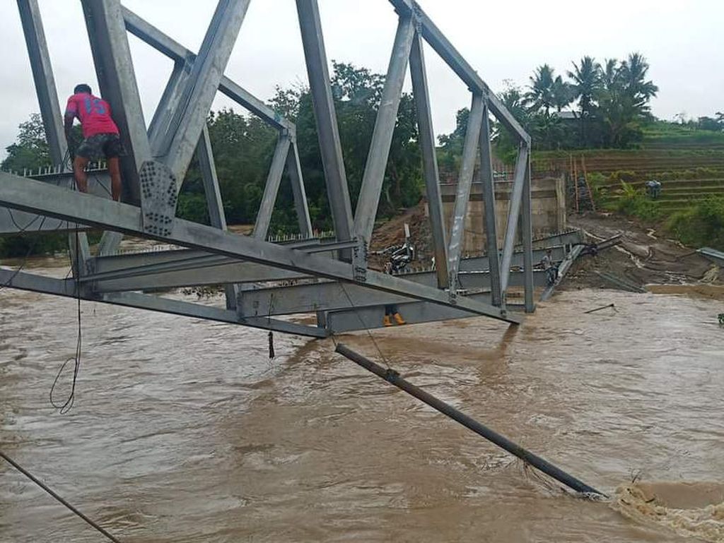 Pembangunan Belum Rampung, Jembatan Rp 6,8 M di Bone Roboh Dihantam Banjir