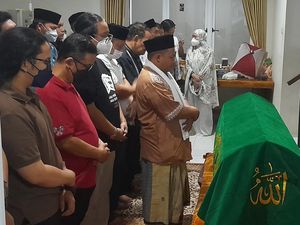 Suasana Haru Selimuti Rumah Duka Lily Wahid