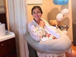 Senyuman Manis Jessica Iskandar saat Menyusui Anak Kedua