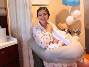 Senyuman Manis Jessica Iskandar saat Menyusui Anak Kedua Senyuman Manis Jessica Iskandar saat Menyusui Anak Kedua