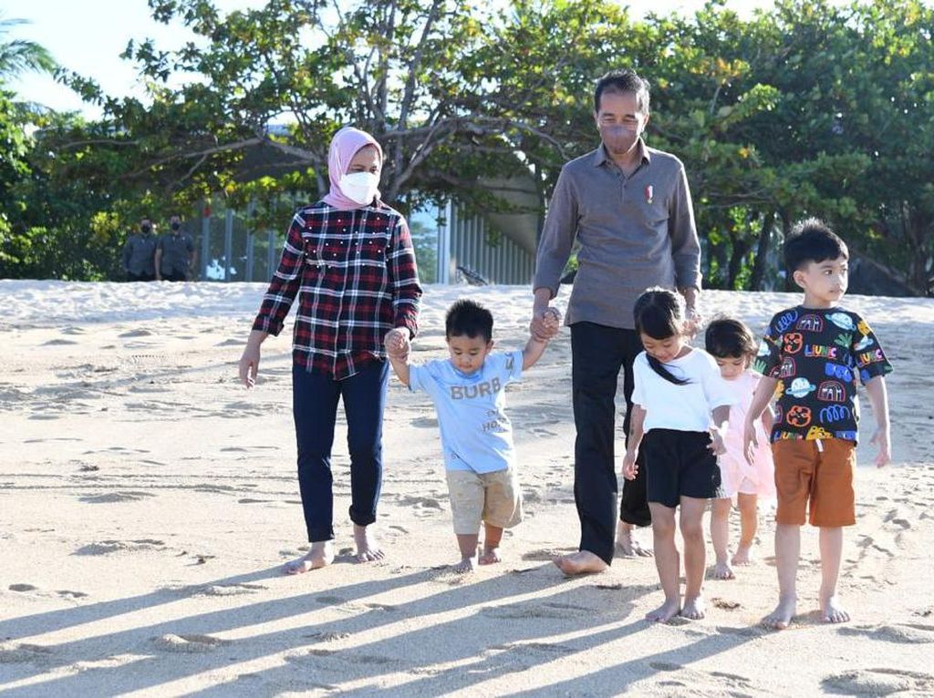 Momen Jokowi Bareng 4 Cucu Wisata Satwa-Main Air di Pantai