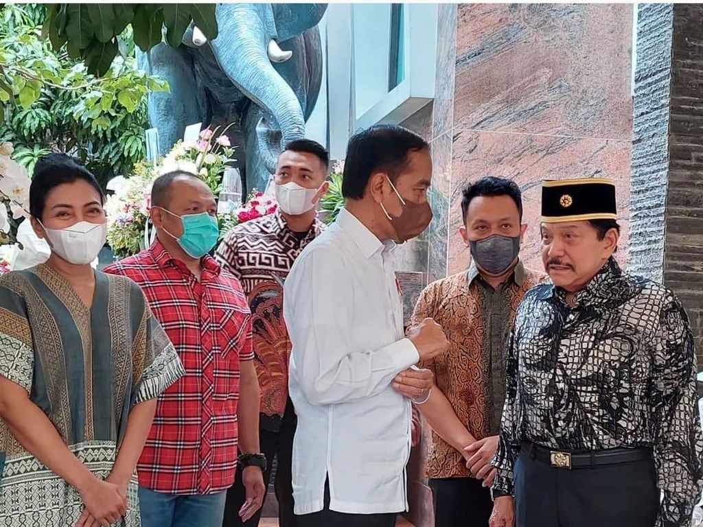 Jenguk Hendropriyono, Jokowi Disebut Kaget Disambut di Depan Rumah