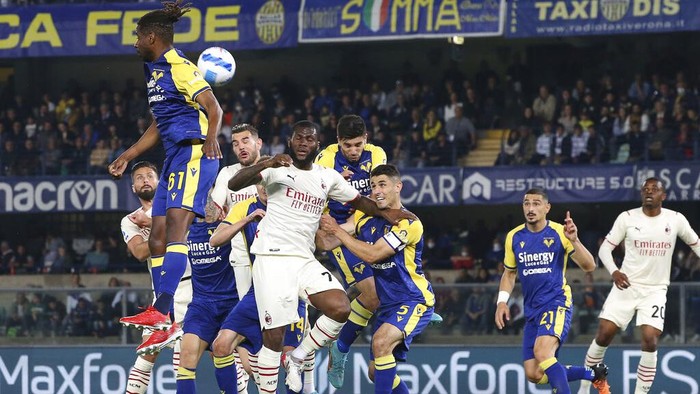 Kalahkan Verona, AC Milan Semakin Dekat dengan Scudetto Gianluca Caprari of Hellas Verona, left, and Pierre Kalulu of AC Milan vie for the ball during the Serie A soccer match between Hellas Verona and AC Milan at Marcantonio Bentegodi Stadium, Verona, Italy, Sunday May 8, 2022. (Paola Garbuio/LaPresse via AP)