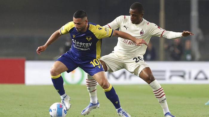 Kalahkan Verona, AC Milan Semakin Dekat dengan Scudetto Gianluca Caprari of Hellas Verona, left, and Pierre Kalulu of AC Milan vie for the ball during the Serie A soccer match between Hellas Verona and AC Milan at Marcantonio Bentegodi Stadium, Verona, Italy, Sunday May 8, 2022. (Paola Garbuio/LaPresse via AP)
