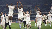 Milan unggul dua poin atas Inter. Rossoneri kini tinggal butuh empat poin lagi dari dua pertandingan tersisa untuk memastikan scudetto.