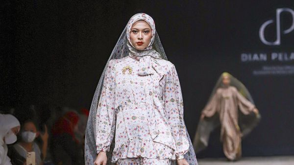 Foto: 8 Koleksi Busana Muslim Terbaru Dian Pelangi di Muffest 2022
