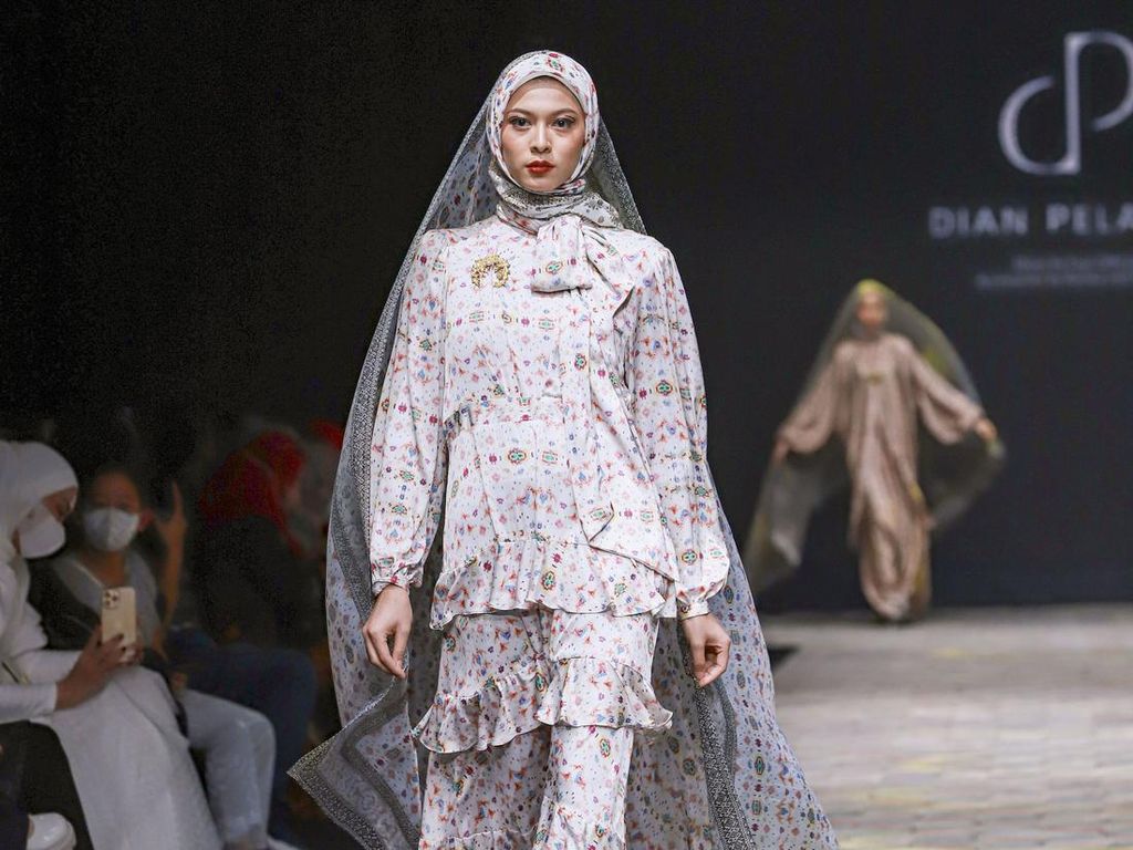 Foto: 8 Koleksi Busana Muslim Terbaru Dian Pelangi di Muffest 2022 Foto: 8 Koleksi Busana Muslim Terbaru Dian Pelangi di Muffest 2022