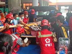 Pria 275 Kg di Malang Anjlok Bersama Lift Dievakuasi ke RS Pakai Pikap
