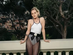 Gaya Seksi Kristen Stewart Ekspos Paha Pakai Rok Transparan di Show Chanel