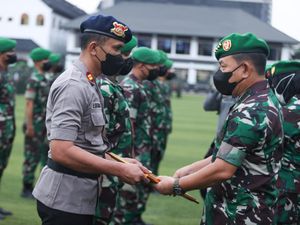 Tangkap Pembunuh Sertu Eka di Papua, Anggota TNI-Polri Dapat Penghargaan Tangkap Pembunuh Sertu Eka di Papua, Anggota TNI-Polri Dapat Penghargaan