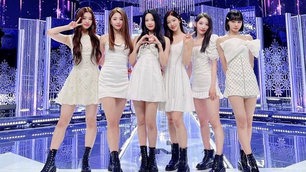 LE SSERAFIM Banjir Pujian Lewat Kostum Panggung di Acara Musik