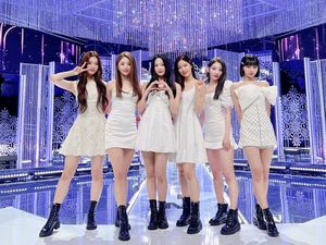 LE SSERAFIM Banjir Pujian Lewat Kostum Panggung di Acara Musik