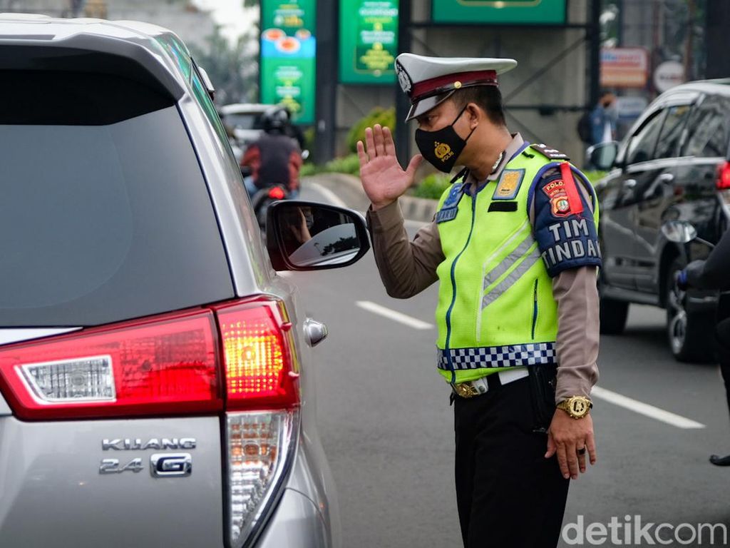 Canggih! Kini Polisi Bisa Lakukan Tilang Lewat HP Canggih! Kini Polisi Bisa Lakukan Tilang Lewat HP