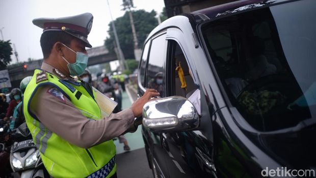 Polisi menindak pelanggar ganjil genap di Jalan Fatmawati, Jakarta Selatan, Senin (9/5/2022).