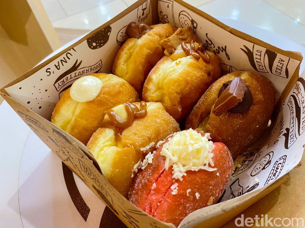 Lunas Doughnuts: Bomboloni Empuk Isi Red Velvet hingga Lotus