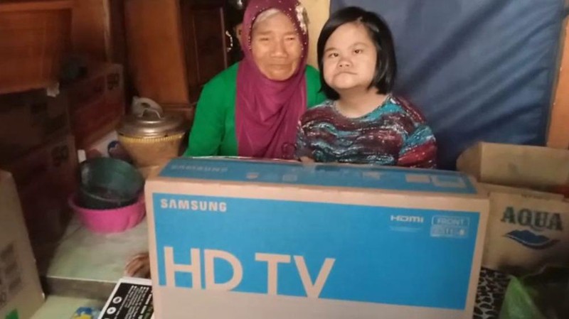 Mak Ikah Sang Tulang Punggung Keluarga Kini Punya Kamar Mandi Baru-TV