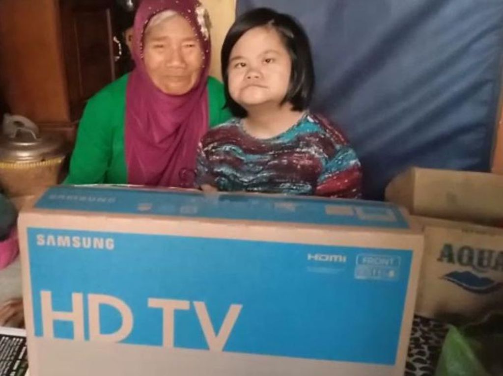Mak Ikah Sang Tulang Punggung Keluarga Kini Punya Kamar Mandi Baru-TV