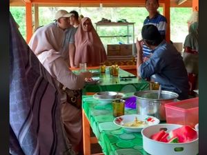 Sekeluarga Numpang Makan di Rumah Warga hingga Nasi Padang Sebaskom Rp 100 Ribu Sekeluarga Numpang Makan di Rumah Warga hingga Nasi Padang Sebaskom Rp 100 Ribu