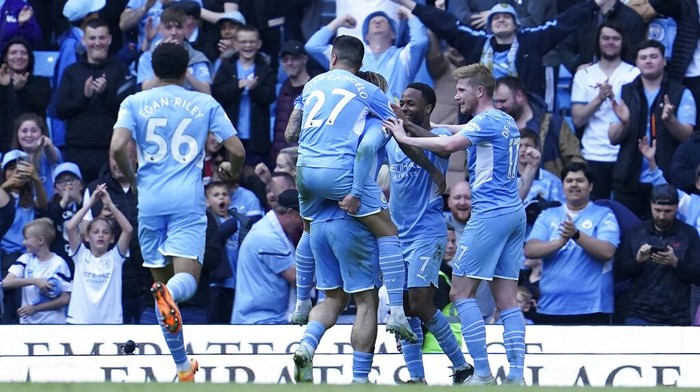 Manchester Citys Raheem Sterling, second right, celebrates with teammates after scoring his sides fifth and his second goal during the English Premier League soccer match between Manchester City and Newcastle United at Etihad stadium in Manchester, England, Sunday, May 8, 2022. (AP Photo/Jon Super)