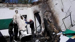 Mengais Benda Bersejarah di Museum Ukraina yang Hancur Dibom Rusia