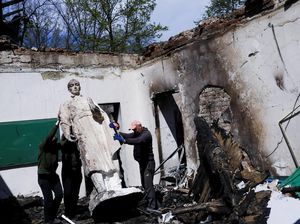 Mengais Benda Bersejarah di Museum Ukraina yang Hancur Dibom Rusia Mengais Benda Bersejarah di Museum Ukraina yang Hancur Dibom Rusia