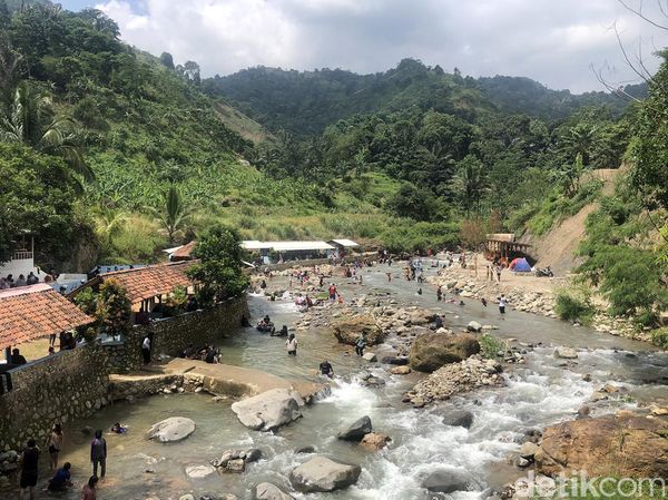Menikmati Segarnya Air Sungai di Cadas Ngampar Bogor