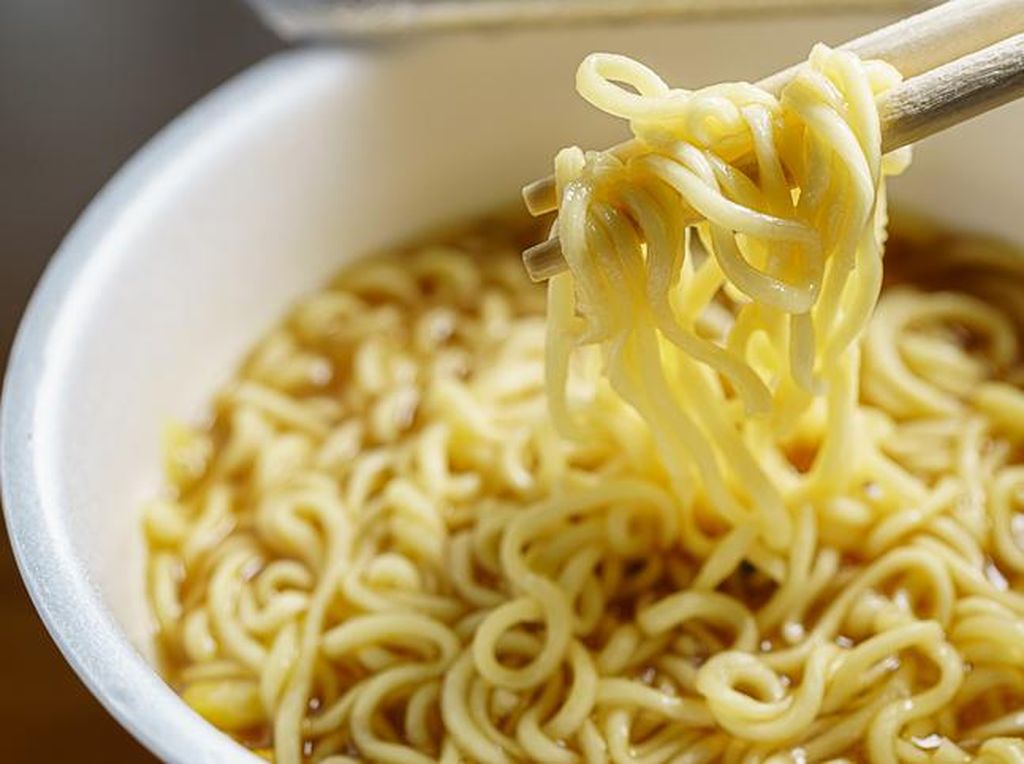 Sering Makan Mie Instan, Ini Efek yang Terjadi pada Tubuh Sering Makan Mie Instan, Ini Efek yang Terjadi pada Tubuh