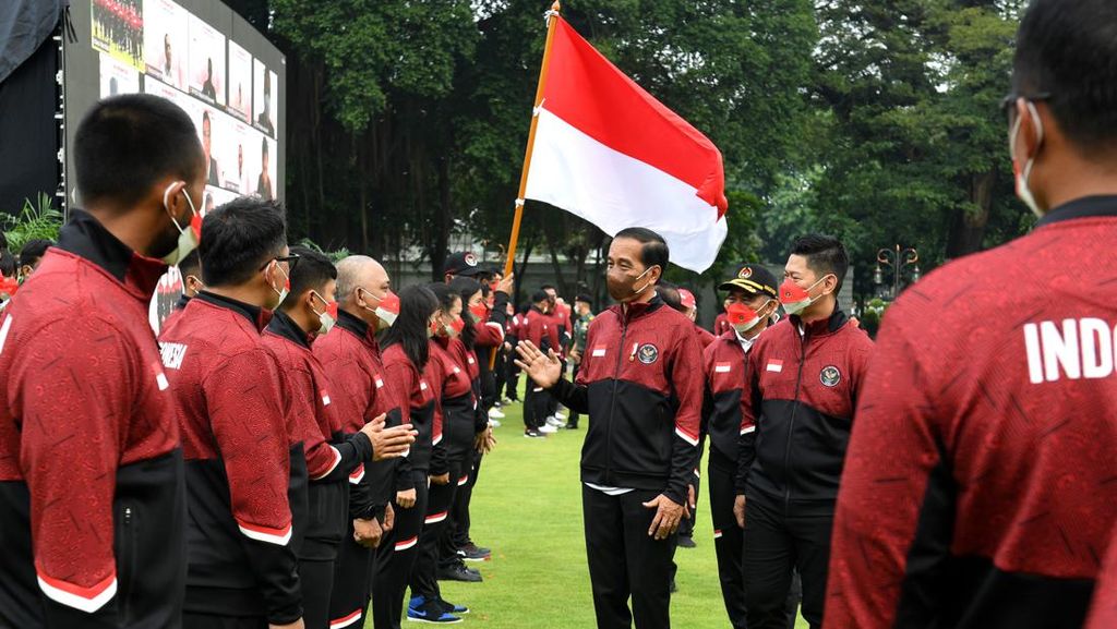Momen Jokowi Lepas Tim Indonesia ke SEA Games Vietnam